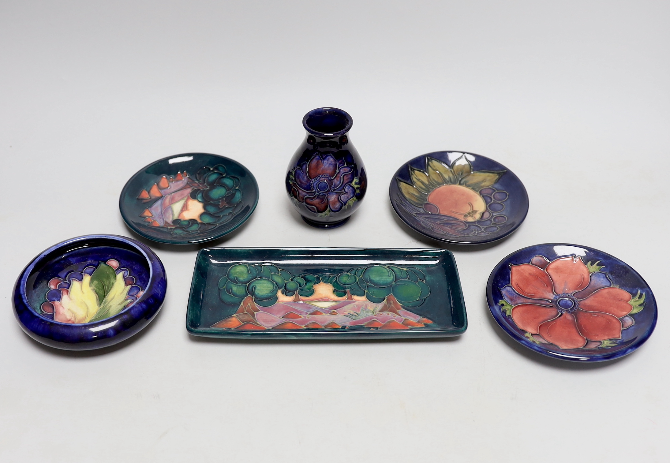 Four Moorcroft small circular dishes, a rectangular dish, and a small vase (6)